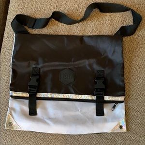 Lululemon Seawheeze bag participant